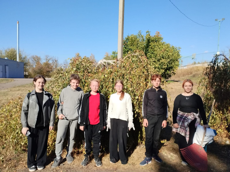 Наши ребята приняли участие в субботнике. Наши ребята приняли участие в субботнике.