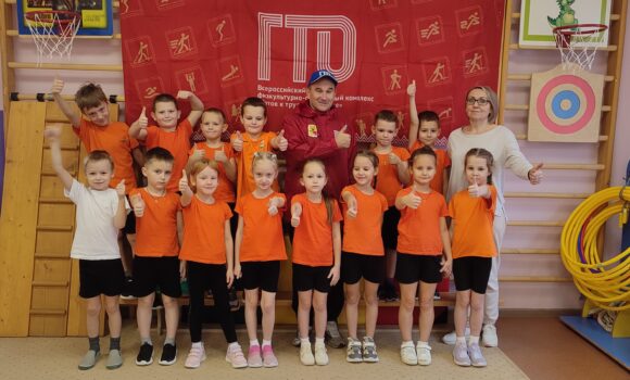 «Непоседы» выполняют ГТО. «Непоседы» выполняют ГТО.